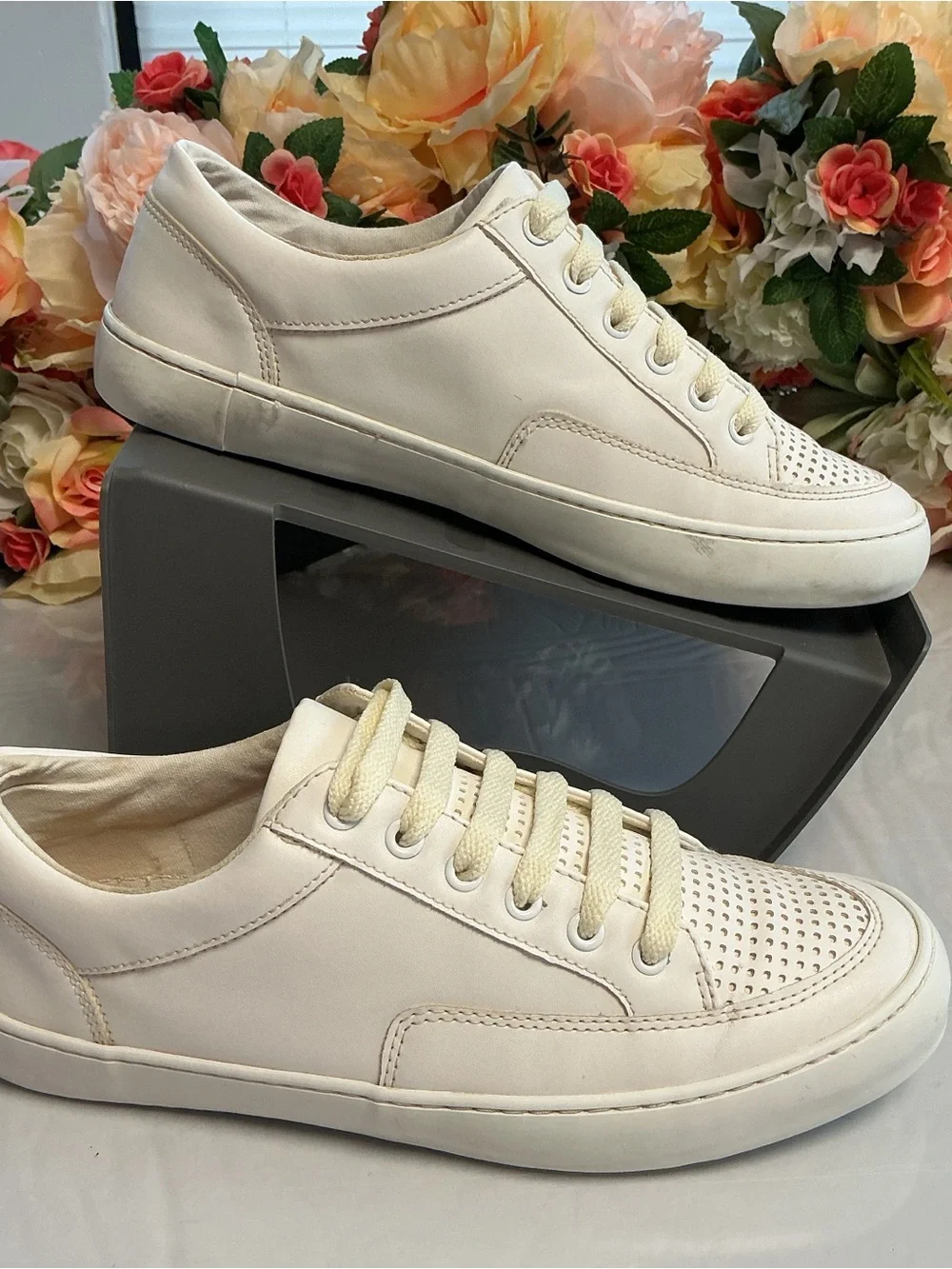 Banana Republic Perforated Sneaker Burnt White Lace-Up Casual Shoes 7.5